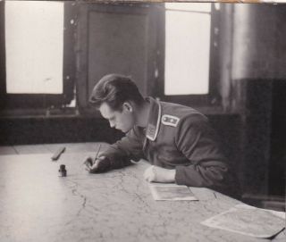 Press Photo Ww2 German Prisoner Of War Camp Making Map Oldham 24.  12.  40