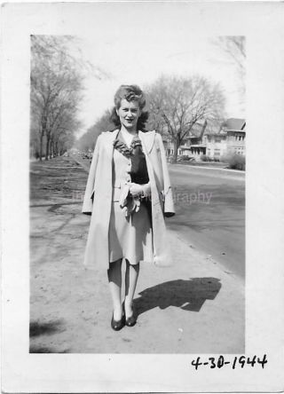 1940s Vintage Black And White Found Photo Ww2 Era Woman Snapsho 05 10 R