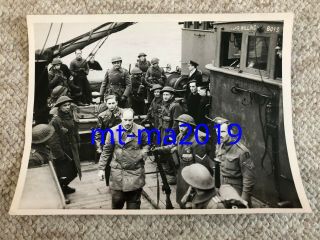 Ww2 Press Photograph - German Naval U - Boat Prisoners Being Taken Ashore
