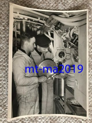 Ww2 Press Photograph - German Naval Sailors Checking On Dinner In U - Boat Kitchen