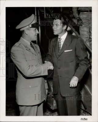 1955 Press Photo World War Ii Veteran Audie Murphy Shaking Hands With Supporter