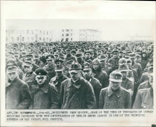 1945 World War Ii Crowd Of German Prisoners Wirephoto