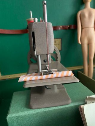 Vintage 1950’s Singer model 20 “Sewhandy Mannikin set” toy sewing machine 2
