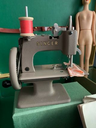 Vintage 1950’s Singer model 20 “Sewhandy Mannikin set” toy sewing machine 3
