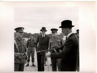 Press Photo Ww2 H.  E.  Governor Cyprus Mr Woolley & Tommy Gun 9.  3.  42