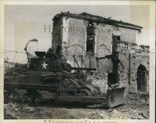 1944 Press Photo World War Ii M - 4 " Tank Dozer " Clears Debris In Italy