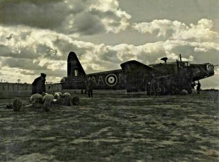 Ww2 Royal Air Force Raf Vintage Photo - Bomber Being Loaded (scrapbook)