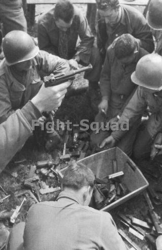 Ww2 Picture Photo Us Soldiers Inspecting Captured German Pistols And Luger 3488