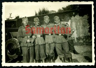 C7/4 Ww2 German Group Photo Of Wehrmacht Soldiers In Field Tunic