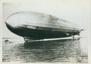 1931 Press Photo Airship Lz 127 Graf Zeppelin Landing On Lake Constance