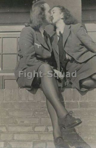 Ww2 Picture Photo Two German Womans In Uniform Kissing 3443
