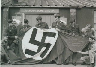 Nazi Flag Captured By 305th Bg After Destruction Of Factory Ww2 Print 4x6 1056