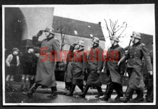 C8 Ww2 German Group Photo Of Wehrmacht Luftwaffe Soldiers Marching 1940