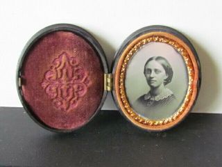 young woman oval daguerreotype photograph in thermoplastic case 3