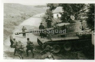 Ww2 Picture Photo Tiger Tank Number 231 And Troops 3482