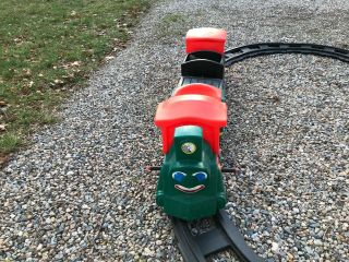 VINTAGE LITTLE TIKES RIDE ON RAILROAD ENGINE AND FOUR CARS BATTERY 2