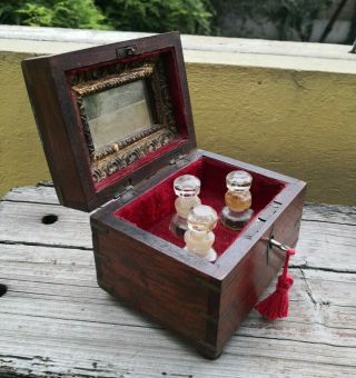 OLD VINTAGE WOODEN ANGLO - INDIAN BRASS INLAID BOX WITH 3 GLASS PERFUME BOTTLES 3
