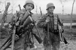 German Wehrmacht Soldiers With Captured American Weapons 1944 Ww2 4x6