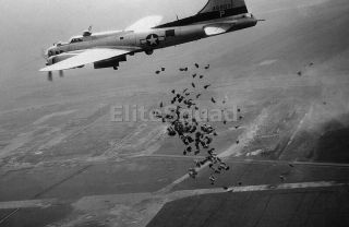 Ww2 Photo American Bomber B - 17 In Action Wwii 096