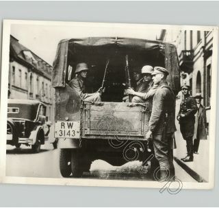 1930s Vintage Press Photo German Soldiers In Truck With Rifles Wwii Military