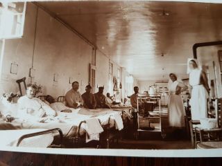 WW1 VAD NURSES & WOUNDED SOLDIERS ON THE WARD.  WW1 PHOTO 11x7cm App 2