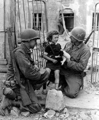 American Soldiers With Girl And Puppy In France 8 " X 10 " World War Ii Photo 317