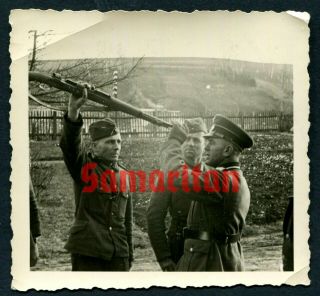 C7/2 Ww2 German Photo Of Wehrmacht Officer Checking Soldier 