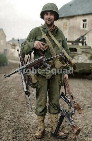 Ww2 Picture Photo Us Soldier With Enemy Weapons Mp38 Mp40 Mg34 Mg42 3451