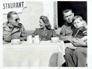 1944 Photo Ww2 Us Army Troops Relaxing After Liberating Tonnerre France