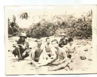Ww2 Photo - Japanese Pows Sitting With 2 Us Soldiers / Marines