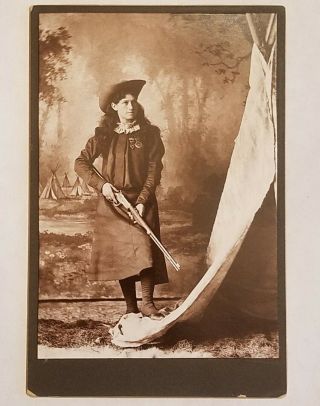 Annie Oakley Photograph Cabinet Card Circa 1890 