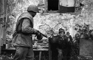Wwii Photo Red Army Soldier Takes Captive Ww2 World War Two / 6