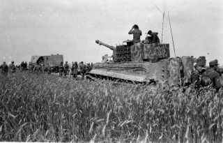 Wwii Photo German Soldiers Near The Tiger Tank World War Two / 28