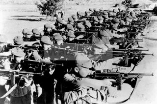 Ww2 Photo Chinese Soldiers Posing With Thompson Submachine Gun In The Vicin 461