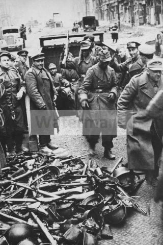 Ww2 Photo German Soldiers Surrender To Soviet Troops In Berlin 685