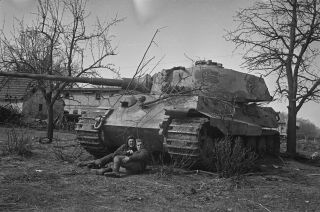 Wwii Photo Soviet Servicemen Near The " Royal Tiger " Tank Ww2 World War Two/ 69