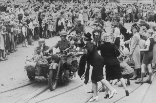 Hamburgers Welcome German Soldiers Riding Bmw R12 Motorcycles Ww2 Photo 301