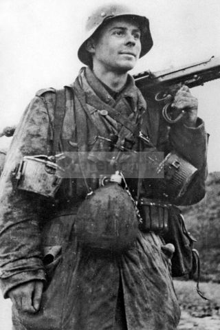 Ww2 Photo German Soldier From The Luftwaffe Airfield Division With Mg - 42 M 1122