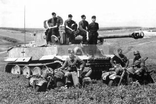 Ww2 Photo German Tank Crews Pose On The Armor Of The Tiger Tank In The Kurs 1039