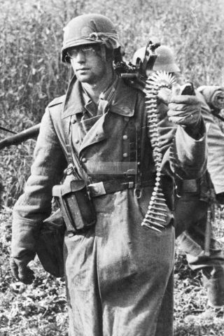 Ww2 Photo German Soldier With An Mg34 Machine Gun On His Shoulder On The Ea 1038