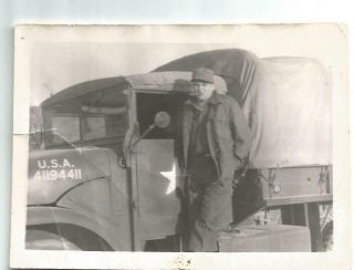 Ww2 Photo - Us Soldier Standing Next To Truck
