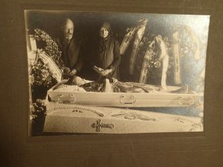 early 1900 GIRL POST MORTEM OPEN COFFIN PEOPLE LARGE ANTIQUE PHOTO ON CARDBOARD 2