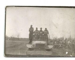 Ww2 Photo - 4 Us Soldiers Standing In Weapons Carrier