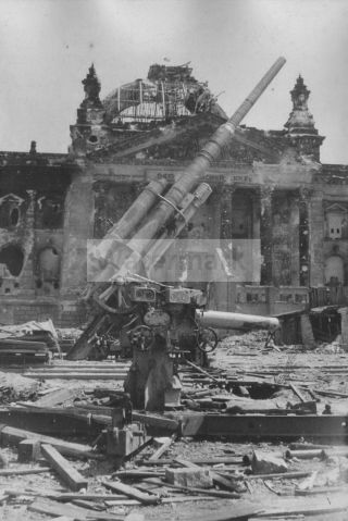 Ww2 Photo Broken German 88mm Flak 37 Anti - Aircraft Gun In Berlin 666