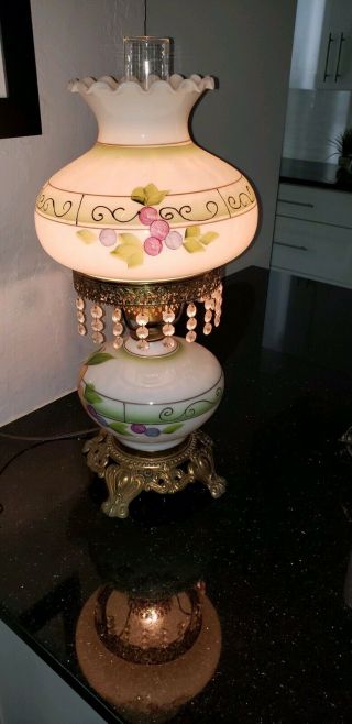 Lovely Vintage Creamy White Hand Painted Glass Gwtw Parlor Lamp / Table Lamp