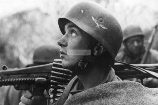 Ww2 Photo German Paratrooper Armed With An Mg - 42 Machine Gun On The Anzio - 1073
