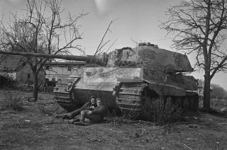 Ww2 Photo Soviet Troops Next To The Royal Tiger Tank Abandoned In Germany 655