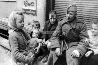 Ww2 Photo Soldier With German Children At The Entrance To A Store In Berlin 637