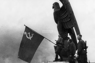 Ww2 Photo Red Army Soldiers With The Flag Of The Ussr At The German Imperia 992