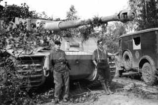 Ww2 Photo Tankers At The " Tiger " Tank Of The 502nd Heavy Tank Battalion Of 1051